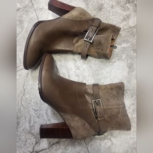 Clarks Womens 9M Kacia Garnet Taupe Suede Leather Booties Belted Stack Heel Boot